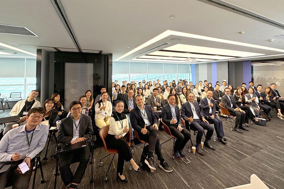 约60位机构投资者、分析师和银行家于恒隆的上海总部出席反向路演